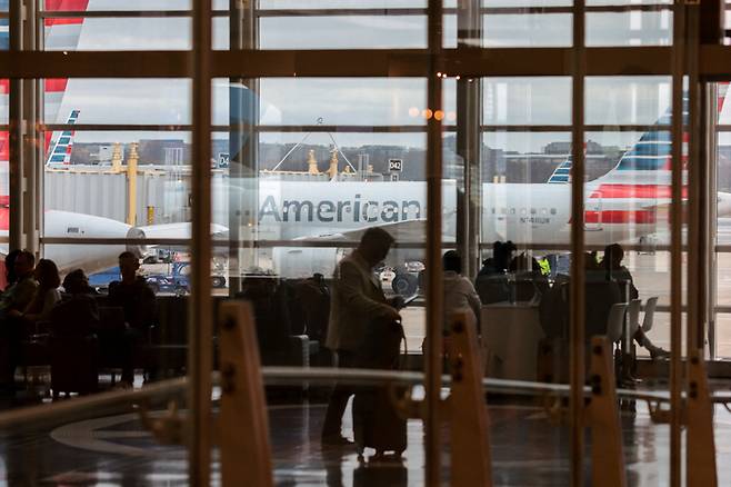 16일(현지시간) 미국 버지니아주 알링턴에 있는 로널드 레이건 워싱턴 내셔널 공항에서 국토안보부 아메리칸항공 소속 항공기가 활주로에 정박해 있다. [로이터=연합뉴스]