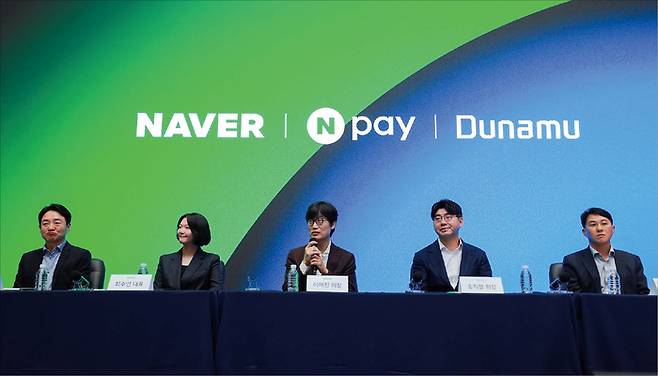 가상자산거래소 대주주 지분 제한은 네이버파이낸셜과 두나무의 합병에도 영향을 줄 전망이다. 사진은 지난해 진행된 네이버-네이버파이낸셜-두나무 3사 공동 기자간담회. (왼쪽부터) 박상진 Npay 대표, 최수연 네이버 대표, 이해진 네이버 이사회 의장, 송치형 두나무 회장, 오경석 두나무 대표. (네이버 제공)