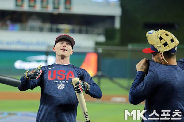 피트 크로우-암스트롱이 알렉스 브레그먼과 이야기를 나누고 있다. 사진(美 마이애미)= 김재호 특파원