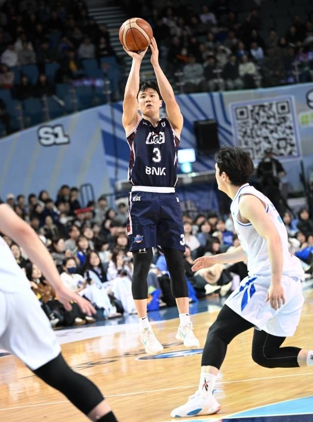 KCC 관계자는 “허웅은 현재 고양에서 팀 훈련을 소화하고 있다. 소노전부터 출전한다. 목 상태는 많이 회복됐다. 우리에게 큰 도움이 되는 선수인 만큼 복귀가 반갑다”고 이야기했다. 사진=KBL 제공