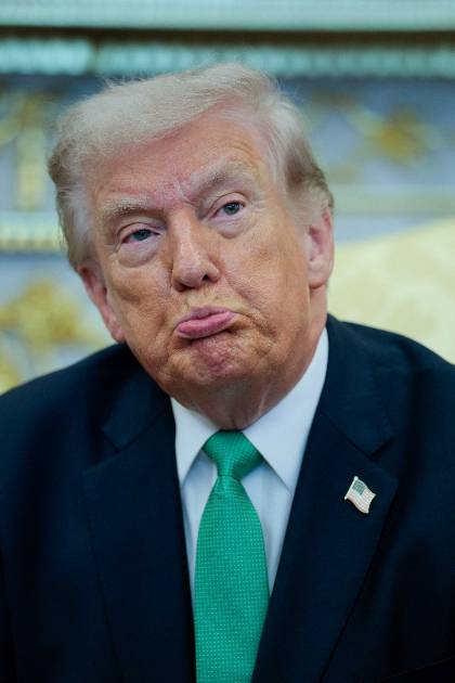 도널드 트럼프 미국 대통령이 17일(현지시간) 백악관에서 미홀 마틴 아일랜드 총리와 양자회담 중 취재진의 질문을 듣고 있다. /로이터=뉴스1