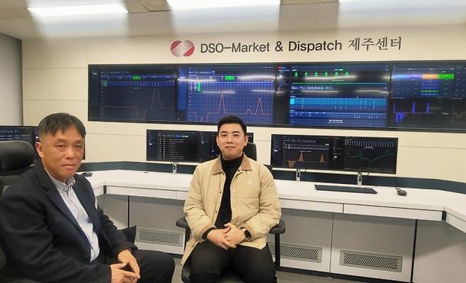 한전 제주본부에서 만난 김건호 전력연구원 배전연구소 유연배전연구실 선임연구원(사진 오른쪽)과 고민식 한전 제주본부 배전망사업부 연계운영팀 차장/사진=권다희 기자