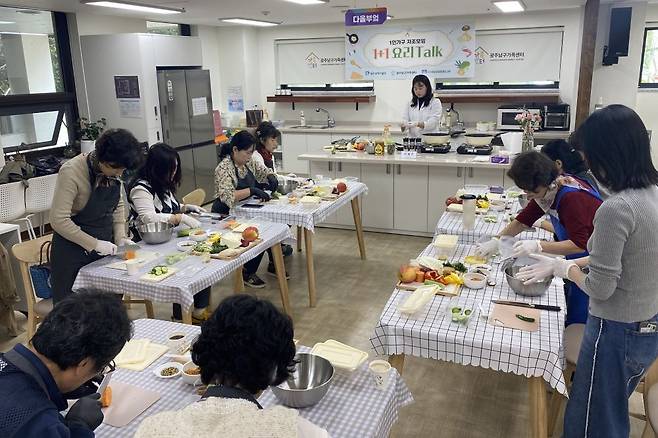 1인가구 자조 모임 내 요리 강습 장면./사진제공=광주광역시
