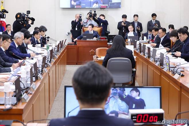 (서울=뉴스1) 신웅수 기자 = 신정훈 위원장이 18일 서울 여의도 국회에서 열린 행정안전위원회 전체회의에서 의사봉을 두드리고 있다. 2026.3.18/뉴스1  Copyright (C) 뉴스1. All rights reserved. 무단 전재 및 재배포,  AI학습 이용 금지. /사진=(서울=뉴스1) 신웅수 기자