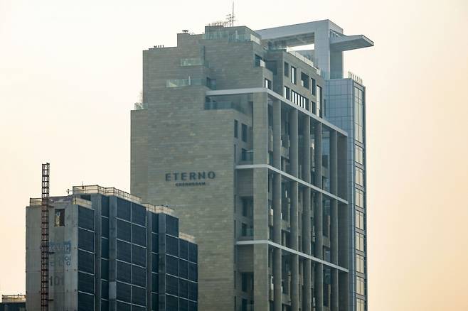 올해 전국에서 가장 비싼 공동주택은 서울 강남구 청담동에 위치한 '에테르노청담'으로 나타났다. 공시가격이 325억원을 넘어서며 압도적인 1위를 기록했다. 국토교통부가 발표한 2026년 공동주택 공시가격(안)에 따르면 전국 공동주택 1585만가구 중 공시가격 상위 1위 단지는 강남구 청담동 '에테르노청담(전용면적 464.11㎡)'으로 올해 공시가격 325억7000만원을 기록했다. 작년 200억6000만원에서 125억1000만원 상승한 금액이다. 사진은 17일 서울 강남구 에테르노 청담. /사진=뉴시스