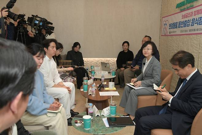 오유경 식품의약품안전처장(오른쪽 두번째)이 18일 서울 강남구 카페 알로하터틀에서 열린 간담회에서 소상공인들의 애로사항을 청취하는 모습. /사진제공=식품의약품안전처