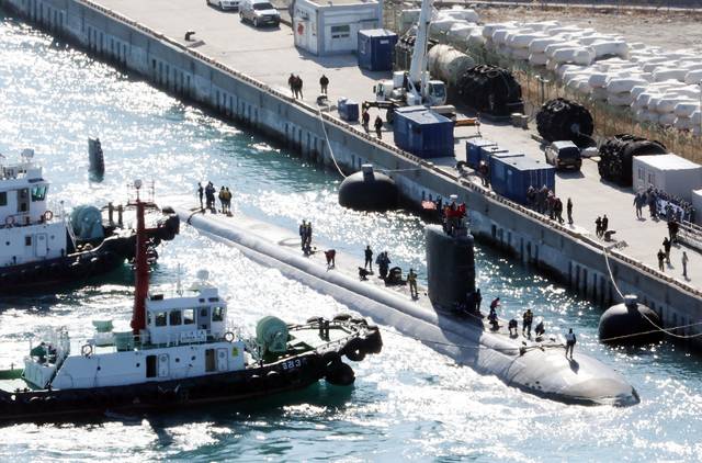 미국 해군의 로스앤젤레스급 핵추진 잠수함인 ‘알렉산드리아함’(SSN-757·6900t급)이 지난해 2월 10일 오전 부산 남구 해군작전사령부 부산작전기지에 입항하고 있다. 국내에 처음 입항하는 이 잠수함은 길이 110m, 폭 10m, 승조원 140여 명이며, 잠수한 채 시속 45㎞ 이상의 속도로 항해할 수 있는 것으로 알려졌다. 뉴시스 제공