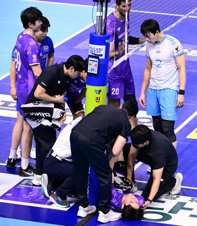 대한항공 한선수가 우리카드 한태준의 부상을 걱정하고 있다 / 한국배구연맹(KOVO)