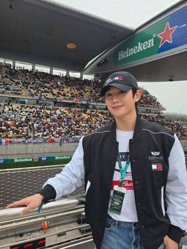 정해인이 모터스포츠 축제 현장에서 여유로운 근황을 전했다. / 정해인 SNS