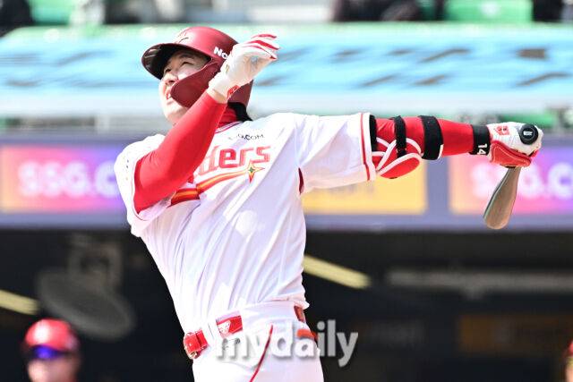 17일 인천 SSG랜더스필드에서 열린 '2026 신한 SOL BANK KBO리그' SSG 랜더스와 삼성 라이온즈 시범경기. SSG 최정이 1회말 1사 1루에 투런포를 치고 있다./인천 = 한혁승 기자