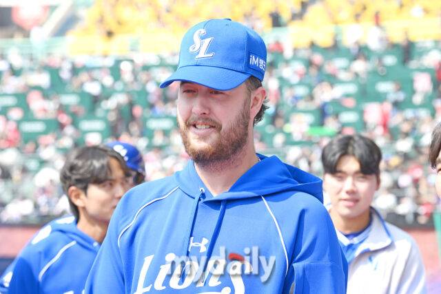 17일 인천 SSG랜더스필드에서 열린 '2026 신한 SOL BANK KBO리그' SSG 랜더스와 삼성 라이온즈 시범경기. 삼성의 새 외국인투수 호주 오러클린이 경기 전 선수들과 인사를 나누고 있다./인천 = 한혁승 기자