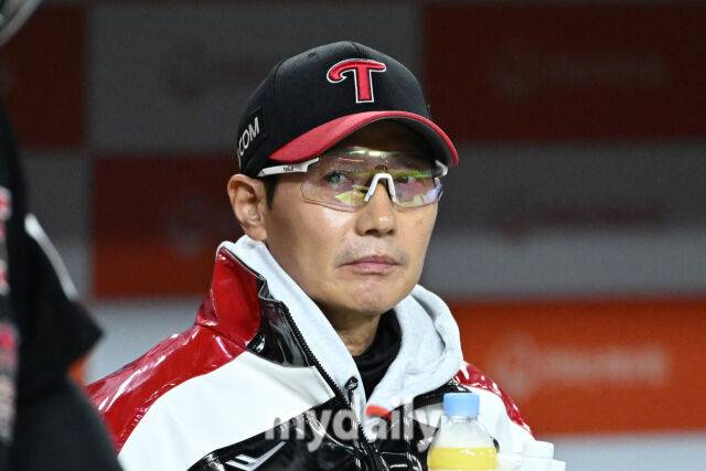 31일 대전 한화생명 볼파크 야구장에서 열린 '2025 신한 SOL 뱅크 KBO 한국시리즈 5차전' LG 트윈스와 한화 이글스 경기.LG 염경엽 감독이 경기를 지켜보고 있다./마이데일리