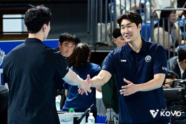 박철우 감독대행과 악수하는 고 대행./KOVO