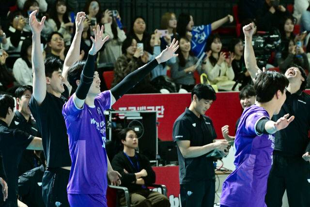 봄 배구 확정되는 순간 박철우 감독이 두 손을 높이 올리며 기뻐하고 있다. / 한국배구연맹(KOVO)