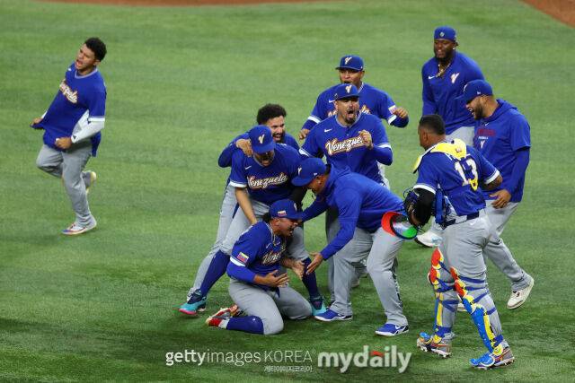 승리를 자축하는 베네수엘라 대표팀./게티이미지코리아