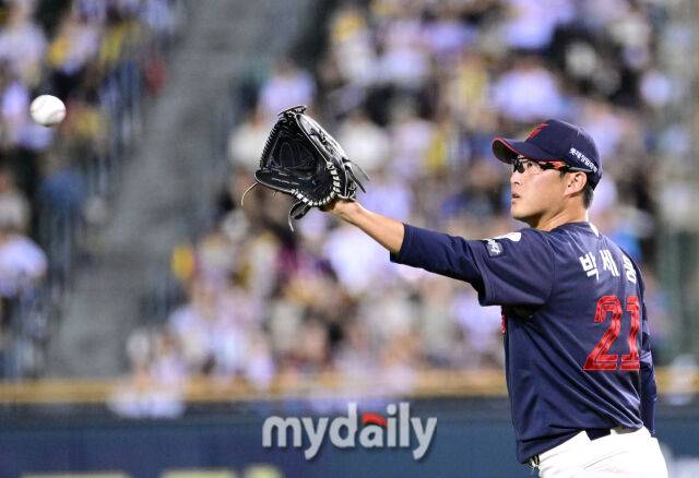 2025년 9월 2일 오후 서울 잠실구장에서 열린 '2025 신한 SOL뱅크 KBO 리그' 롯데 자이언츠와 LG 트윈스의 경기. 롯데 선발투수 박세웅이 투구를 준비하고 있다./마이데일리