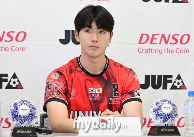 2026년 3월 15일 오후 일본 나고야 웨이브 스타디움 가리야에서 '2026 덴소컵 한일 대학 축구 정기전'이 열렸다.한국 대학 선발팀 장하윤이 경기 후 기자회견을 하고 있다./웨이브 스타디움 가리야(일본 나고야)=유진형 기자