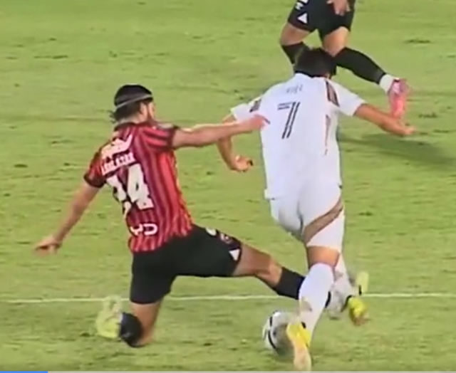 손흥민이 아론 살라자르에게 태클당했다./중계화면