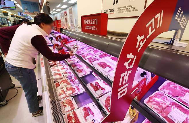 서울의 한 대형 마트에서 시민이 미국산 소고기를 살펴보고 있다 [연합]