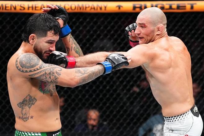 션 스트릭랜드가 지난 2월 UFC 파이트나이트에서 언더독 평가가 무색하게 앤서니 에르난데스를 몰아붙여 승리했다. [UFC 제공]