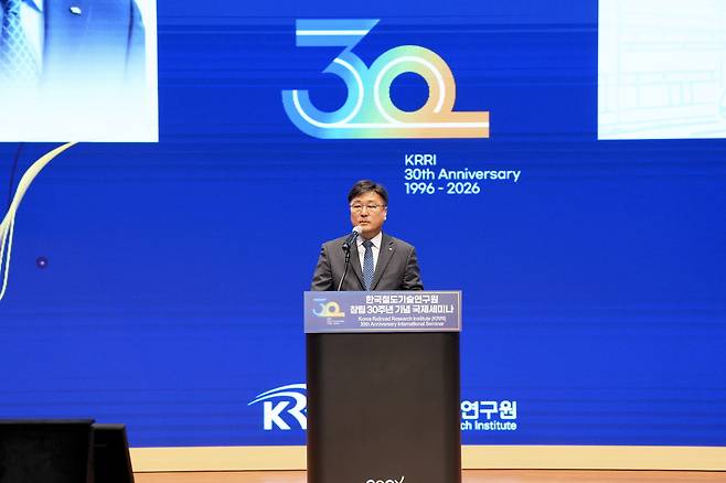 사공명 한국철도기술연구원장이 철도연 창립 30주년 기념 국제세미나에서 개회사를 하고 있다.[한국철도기술연구원 제공]