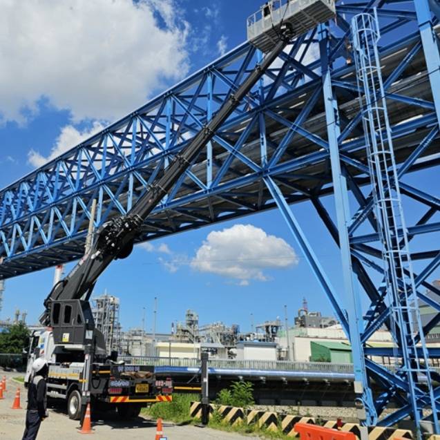 여수국가산업단지 내 통합파이프랙에 대한 구조 안전진단이 실시되고 있다. [한국산업단지공단 제공]