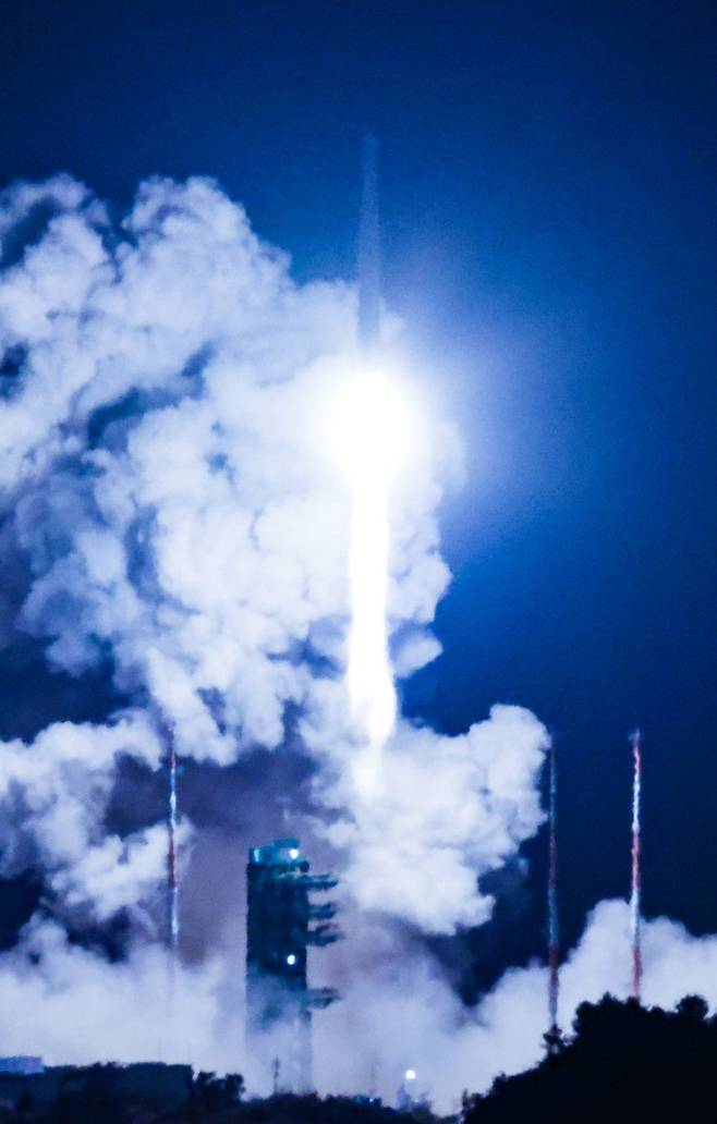 한국형발사체 누리호가 지난해 11월 27일 새벽 전남 고흥군 나로우주센터에서 발사되고 있다. [고흥=임세준 기자]