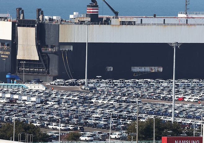 경기도 평택항에 수출용 차량이 세워져 있는 모습. [연합]