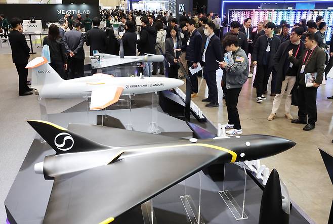 25일 부산 벡스코 제1전시장에서 열린 ‘DSK 2026’(드론쇼 코리아)에서 관람객들이 피지컬 AI 기반 무인 자율비행과 UAM 교통관리·운항통제 시스템을 살펴보고 있다.[연합]