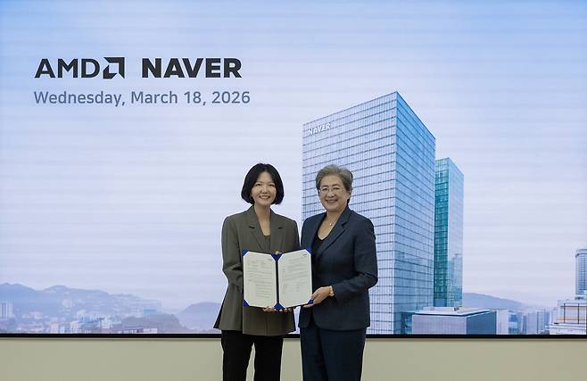 18일 네이버 제2사옥 1784에서 최수연 네이버 대표와 리사 수 AMD 최고경영자(CEO)가 ‘AI 생태계 확장 및 차세대 인프라 협력’을 위한 양해각서(MOU)를 체결했다. [네이버 제공]
