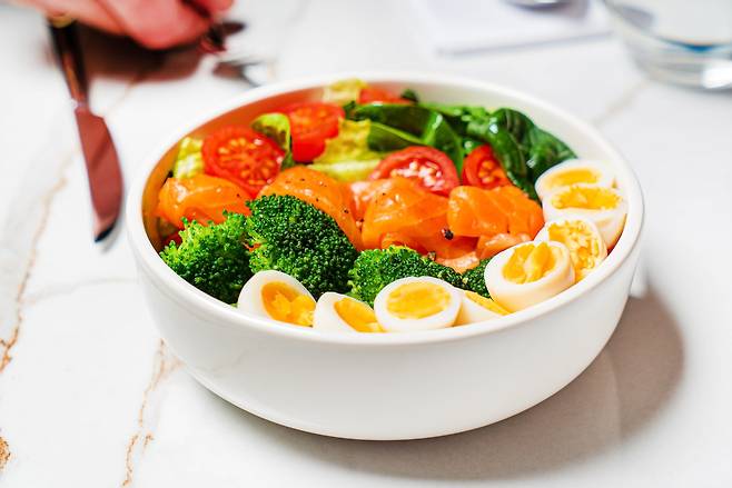 연어 달걀 샐러드 [123RF]