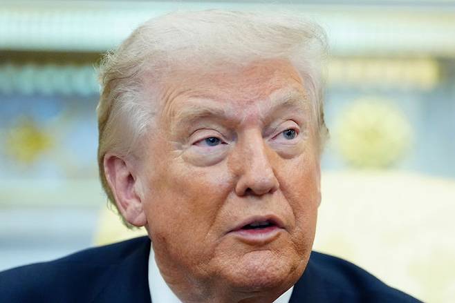 [워싱턴=AP/뉴시스]도널드 트럼프 미국 대통령이 17일(현지 시간) 백악관 집무실에서 미셸 마틴 아일랜드 총리와 회담하며 취재진 질문에 답하고 있다. 2026.03.18.