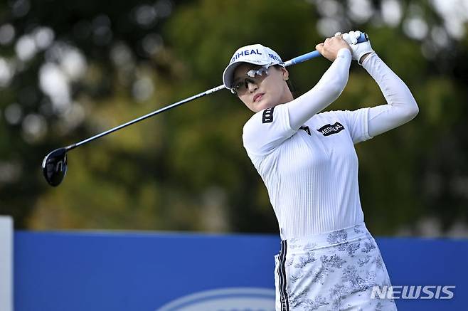 [로저스=AP/뉴시스] 유소연이 29일(현지시각) 미 아칸소주 로저스의 피너클 컨트리클럽에서 열린 미국여자프로골프(LPGA) 투어 월마트 NW 아칸소 챔피언십 첫날 10번 홀에서 티샷하고 있다. 유소연은 1오버파 72타 공동 111위로 뒤처져 있다. 2023.09.30.