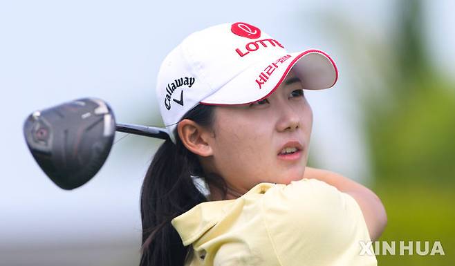 [링수이=신화/뉴시스] 황유민이 7일(현지 시간) 중국 하이난성 링수이의 지안 레이크 블루베이 골프클럽에서 열린 미국여자프로골프(LPGA) 투어 블루베이 LPGA 3라운드 경기를 펼치고 있다. 황유민은 중간 합계 5언더파 211타 공동 11위를 기록했다. 2026.03.08.