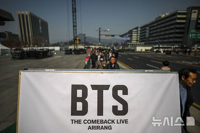 [서울=뉴시스] 정병혁 기자 = 방탄소년단(BTS)의 서울 광화문광장 컴백 공연을 앞둔 17일 서울 종로구 광화문광장에서 도로 통제 안내문이 설치되어 있다. 2026.03.17. jhope@newsis.com