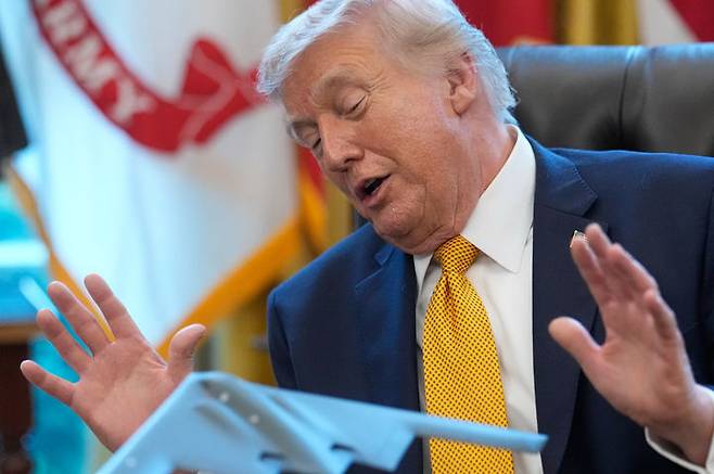 [워싱턴=AP/뉴시스]도널드 트럼프 미국 대통령이 16일(현지 시간) 백악관 집무실에서 행정명령에 서명한 후 기자들 질문에 답하고 있다. 미 뉴욕타임스(NYT)는 17일 트럼프의 전쟁 전략을 신뢰할 수 없다고 비판했다. 2026.03.18.