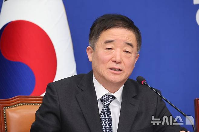 [서울=뉴시스] 김금보 기자= 강득구 더불어민주당 최고위원이 지난달 11일 오전 서울 여의도 국회에서 열린 최고위원회의에서 발언을 하고 있다. 2026.02.11.kgb@newsis.com