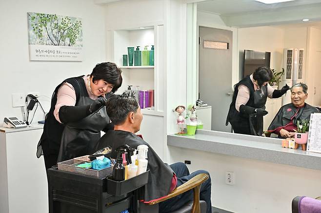 정선군의 실버 에티켓을 통한 이미용비 지원서비스를 이용하고 있는 모습.(사진=정선군 제공) *재판매 및 DB 금지
