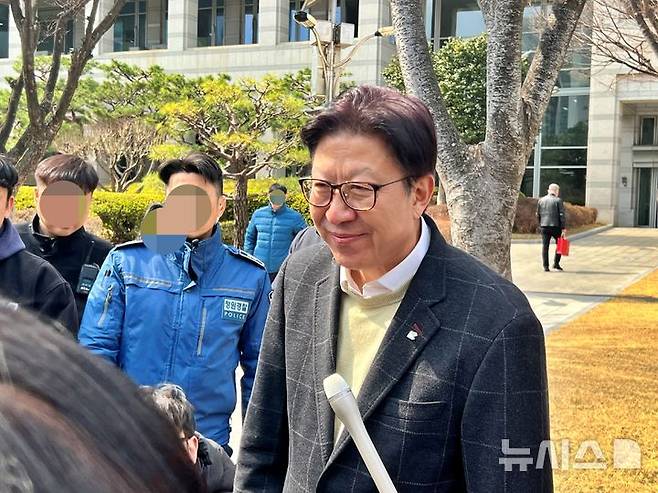 [부산=뉴시스] 원동화 기자 = 박형준 부산시장이 9일 부산시청 앞 광장에서 기자들과 만나 3선 도전 소감을 밝힌 후 이동하던 중 시민과 만나 이야기를 나누고 있다. 2026.03.09. dhwon@newsis.com