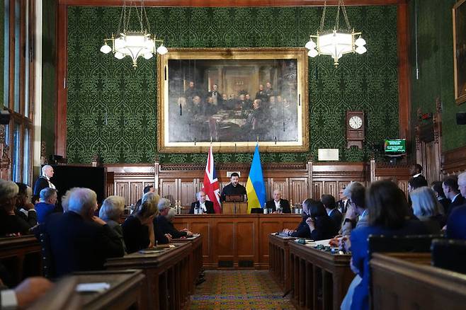 [런던=AP/뉴시스] 영국을 방문한 볼로디미르 젤렌스키 우크라이나 대통령이 17일(현지 시간) 런던 중심부 영국 의회에서 연설하고 있다. 2026.03.18.