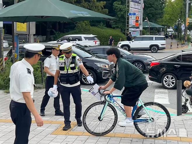 [안양=뉴시스] 경기 안양동안경찰서가 최근 관내 평촌 학원가에서 초중고 학생을 대상으로 제동장치 없는 ‘픽시 자전거’ 계도·홍보를 하고 주의를 당부했다.(사진=동안경찰서 제공).