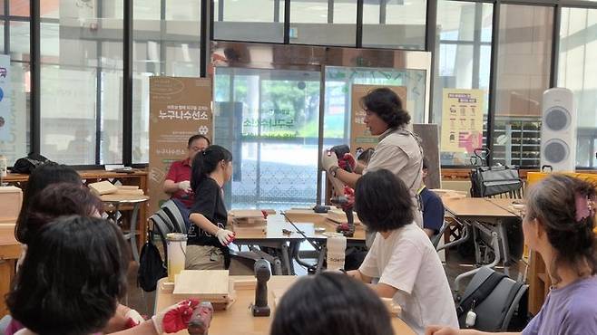 [밀양=뉴시스] 누구나수선소에서 주민들이 생활용품 수선을 위한 기초 목공 실습을 하고 있다. (사진= 밀양시 제공) 2026.03.18. photo@newsis.com *재판매 및 DB 금지