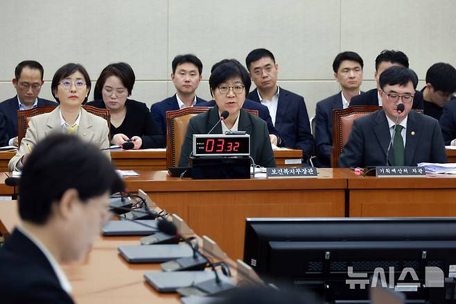[서울=뉴시스] 고승민 기자 = 정은경 보건복지부 장관이 18일 서울 여의도 국회에서 열린 연금개혁특별위원회 제6차 전체회의에서 의원 질의에 답하고 있다. 2026.03.18. kkssmm99@newsis.com