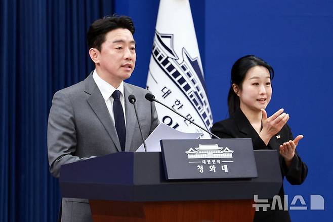 [서울=뉴시스] 고범준 기자 = 강훈식 비서실장이 18일 청와대 춘추관에서 전략경제협력 대통령 특사 활동 관련 UAE 방문 결과 브리핑을 하고 있다. 2026.03.18. bjko@newsis.com