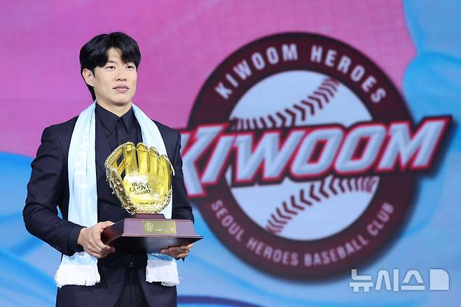 [서울=뉴시스] 권창회 기자 = 1일 서울 광진구 그랜드 워커힐 서울에서 열린 '2025 컴투스프로야구 리얼글러브 어워드'에서 3루수상을 수상한 키움 히어로즈 송성문이 기념촬영을 하고 있다. 리얼글러브 어워드는 한국 프로야구 선수들이 직접 투표를 통해 동료 선수들의 활약을 평가하고 각 포지션별 최고의 선수를 선정하는 국내 유일의 선수 주도형 시상식이다. 2025.12.01. kch0523@newsis.com