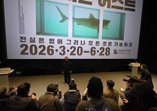 [사진=박현주 미술전문기자]18일 국립현대미술관 기자 간담회에 참석한 데이미언 허스트가 질의 응답없이 포토타임을 갖고 포즈를 취하고 있다. *재판매 및 DB 금지