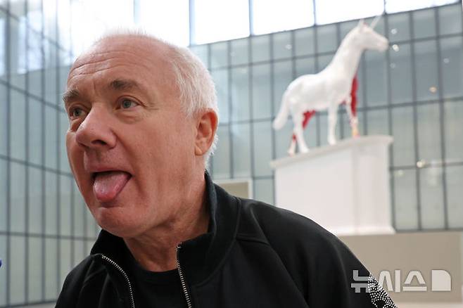 [서울=뉴시스] 박진희 기자 = 영국 시각미술가 데이미언 허스트(Damien Hirst)가 18일 서울 종로구 국립현대미술관에서 아시아 최초 대규모 개인전 ‘진실은 없어 그러나 모든 것은 가능하지’ 기자간담회 깆고 작품 '신화' 앞에서 포즈를 취하고 있다. 2026.03.18. pak7130@newsis.com