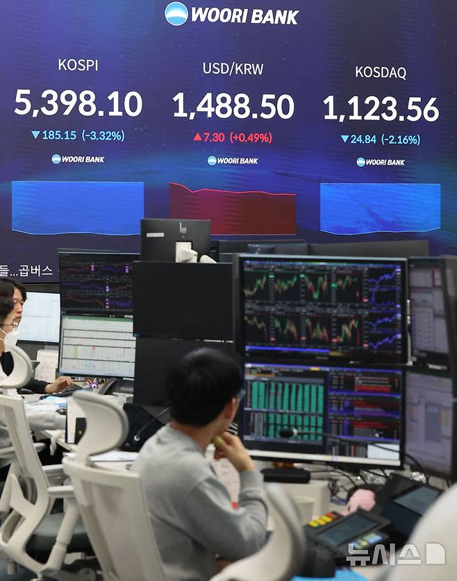 [서울=뉴시스] 18일(현지 시간) AP통신과 인베스팅닷컴에 따르면 한국시간 오후 2시 40분 기준 국제 기준유인 브렌트유는 2.4% 하락한 배럴당 약 101달러에 거래되고 있다. 13일 오전 서울 중구 우리은행 딜링룸에서 딜러들이 업무를 보고 있다. 2026.03.18.