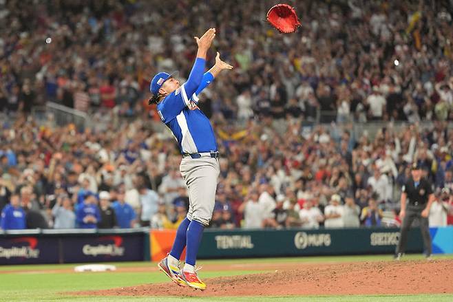 [마이애미=AP/뉴시스] 베네수엘라 마무리 투수 다니엘 팔렌시아가 17일(현지 시간) 미 플로리다주 마이애미 론디포 파크에서 열린 2026 월드베이스볼클래식(WBC) 결승에서 미국을 꺾은 후 글러브를 던지며 환호하고 있다. 베네수엘라는 미국을 3-2로 물리치고 사상 처음으로 WBC 정상에 올랐다. 2026.03.18.