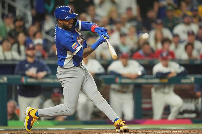 [마이애미=AP/뉴시스] 베네수엘라의 마이켈 가르시아가 17일(현지 시간) 미 플로리다주 마이애미 론디포 파크에서 열린 2026 월드베이스볼클래식(WBC) 결승전 미국과 경기 3회 초 1사 2, 3루 상황에서 선취점을 올리는 중견수 앞 희생플라이를 치고 있다. 2026.03.18.